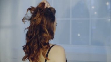 Genç seksi kadın mavi sutyen ve şık kot ayna poz
