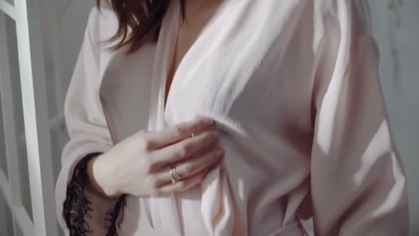 Sexy Hermosa Mujer Morena Posando Bata Rosa Una Chica Con — Vídeo de stock