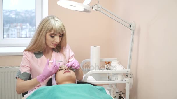 受信メソセラピー手順 美容師は女性のための老化に対して注射を行う スキンケアのコンセプト — ストック動画