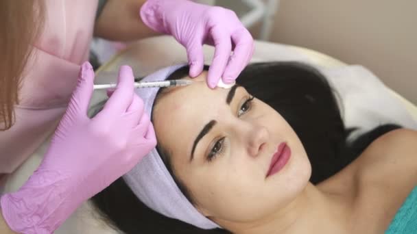 Una Mujer Procedimiento Inyecciones Una Clínica Cosmetología — Vídeo de stock