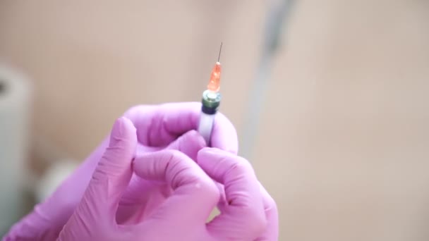 Närbild Cosmetician Hand Förbereder Spruta För Injektion Oskärpa Handhållen Realtid — Stockvideo