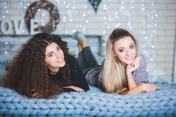 Portret van elegante jonge vrouwen. Twee mooie zussen vieren samen Kerstmis. Gelukkig Nieuwjaar. — Stockfoto