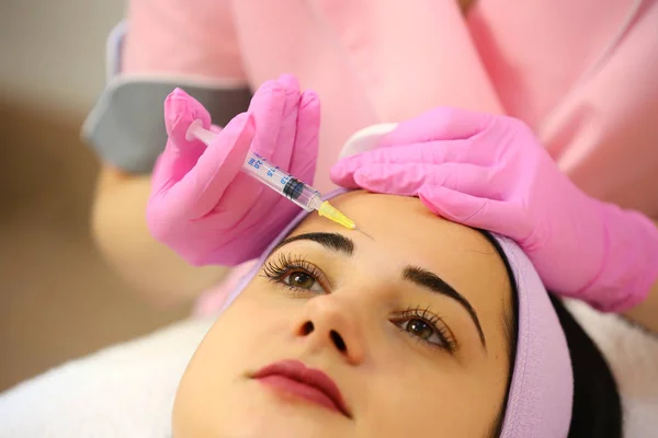 Eine Frau über das Verfahren der Injektionen in einer kosmetologischen Klinik — Stockfoto