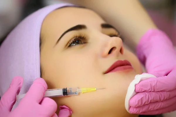 Mesotherapie-Injektionen ins Gesicht. Ästhetische Kosmetologie. — Stockfoto