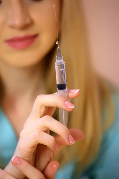 Close-up tangan perawat memegang jarum suntik untuk patient.Vaksinasi konsep . — Stok Foto