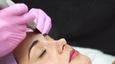 Yüz için kozmetik prosedürler. Kozmetik ofisinde bir profesyonel ültrasyon cihazları ile temizlik tedavi alan kadın. Yüz kozmetik salon ultrasonik temizlik.