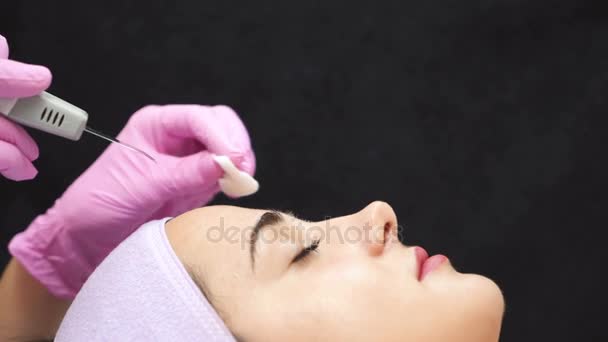 Cosmetologista Feminina Usando Limpador Ultrassônico Rosto Cliente Equipamento Ultra Sônico — Vídeo de Stock