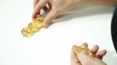 Fiziksel gerçek altın Bitcoin sikke erkekler el - sanal Kripto para, mali kavramı, farklı ülkelerin banknotlar