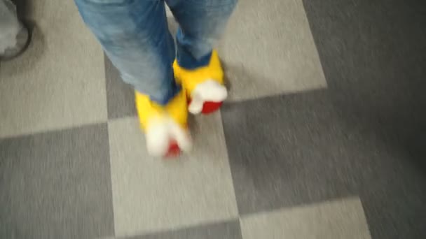 Empleado Oficina Zapatillas Amarillas Graciosas Pies Masculinos Cerca Caminando Por — Vídeos de Stock