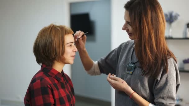 Artista Maquillaje Profesional Trabajando Con Una Hermosa Mujer Joven Proceso — Vídeos de Stock