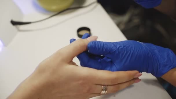 Mujer Salón Recibiendo Manicura Por Uña Esteticista Cuidado Uñas Manicura — Vídeos de Stock