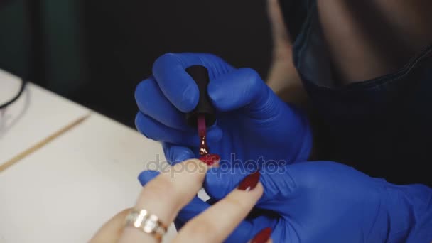 マニキュア ビューティー サロンでの赤のマニキュアと爪を研磨します 美しい女性の手 クローズ アップ — ストック動画