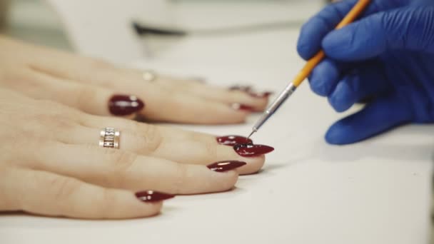 Mooie Kleurrijke Manicure Met Strass Swarovski Aan Kant Van Een — Stockvideo