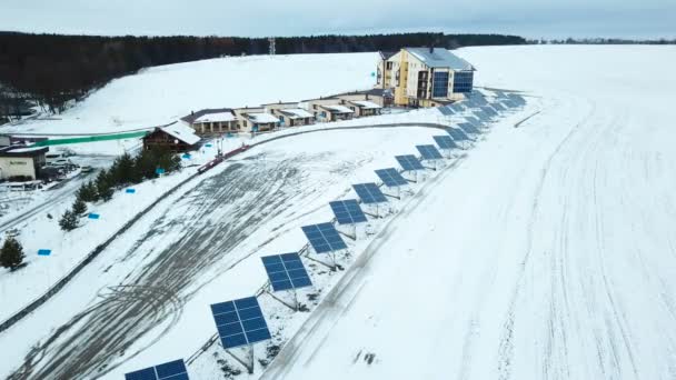 Centrum Rekreacji Paneli Słonecznych Pokryte Śniegiem Obrzeżach Miasta — Wideo stockowe