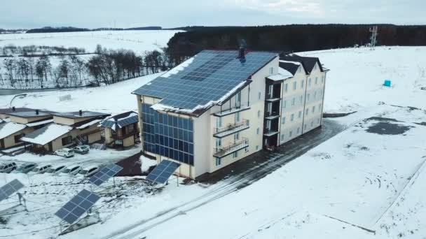 Complexe Hôtelier Montagne Avec Panneaux Solaires Sur Neige Rangées Panneaux — Video