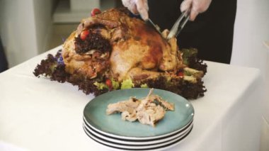 Şükran veya Noel yemeğinde Hindi lezzetli sıcak kızartma. Gıda. Sulu et.