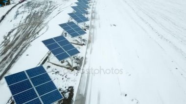 Kışın alternatif enerji güneş enerjisi santrali. Kentin eteklerinde güneş enerjisi Santrali.