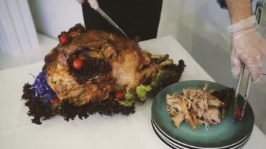 Şükran veya Noel Türkiye'de akşam yemeği. Hindi Kızartma oyma bir adamın elleri