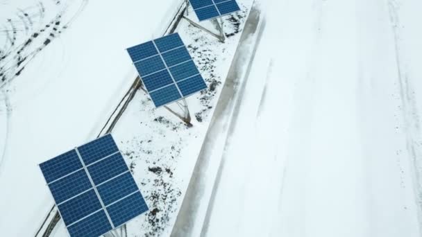 空中太阳能农场冬季低空飞行 覆盖着白雪的太阳能电池板系列 — 图库视频影像
