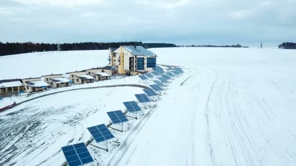 Комплекс Сонячними Батареями Околиці Міста Рядки Сніг Покриті Сонячних Панелей — стокове відео