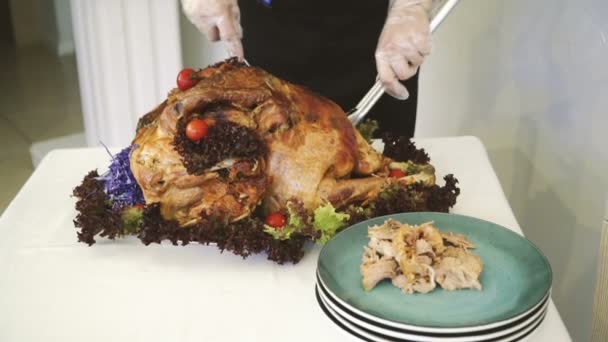 Thanksgiving Kerst Kalkoen Diner Handen Van Een Man Carving Een — Stockvideo