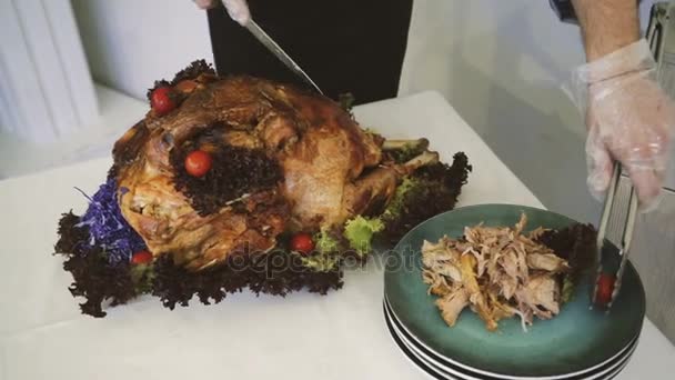 Acción Gracias Cena Pavo Navidad Manos Hombre Tallando Pavo Asado — Vídeos de Stock