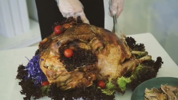 Gebakken Kalkoen Met Groenten Kruiden Thanksgiving Day Sappig Vlees — Stockvideo