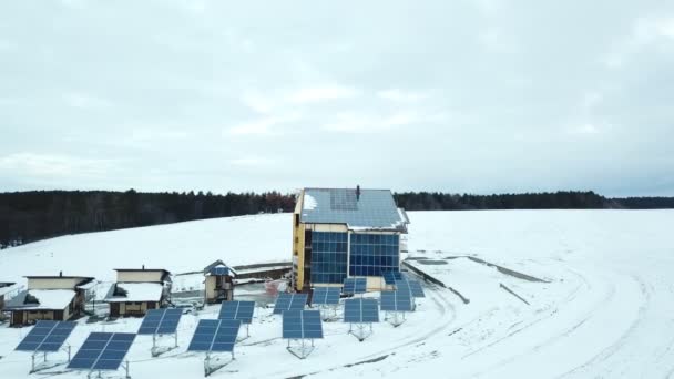 Воздушная Солнечная Ферма Низкий Полет Зимой Серия Солнечных Панелей Покрытых — стоковое видео