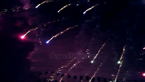 烟花汇演 五颜六色的烟花灯在夜空中条纹 新年快乐 — 图库视频影像