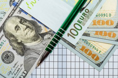 Euro ve dolar. Tükenmez kalem banknotlar yanında. Dünya ana para birimleri. Para. Para ile arka plan.