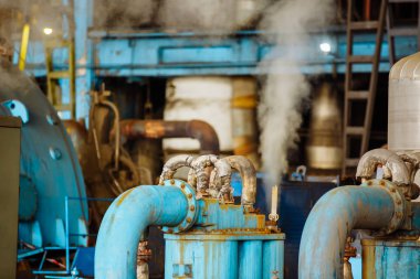 Boru hatları ve ekipmanları. Buhar türbini Santrali'nde. Modern bitki boru hattı vanaları ile. Güç istasyonu.