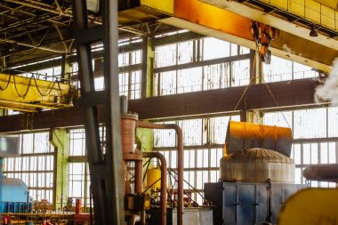 Modern fabrikası. Üretimde iş. Donanımları, elektrik santrali borulara. Artan tehlike bölgesi.