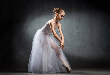 Bale. Esnek bir şirin balerin stüdyoda dans görüntüsü. Güzel genç dansçı. Bir balerin poz.