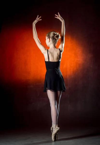 Balet. Obrázek z flexibilní roztomilý baletka v ateliéru. Krásná mladá tanečnice. Baletka je pózování. — Stock fotografie