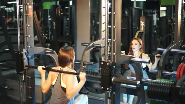 Edzés Edzőteremben Fitness Fiatal Sportos Végez Erőt Gyakorlatok Lábak Szimulátor — Stock videók