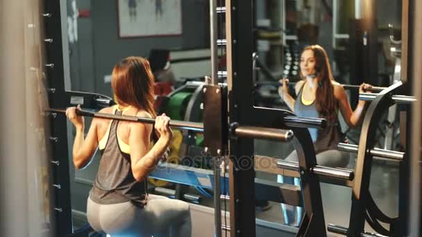 Jovem Mulher Bonita Ginásio Fazendo Sit Ups Com Bar Frente — Vídeo de Stock