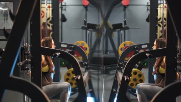 Όμορφο Κορίτσι Στο Γυμναστήριο Οκλαδόν Ένα Barbell Δύναμη Ασκήσεις Για — Αρχείο Βίντεο
