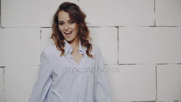 Joven Mujer Hermosa Posando Cámara Sonriendo Riendo Emoción Una Chica — Vídeos de Stock