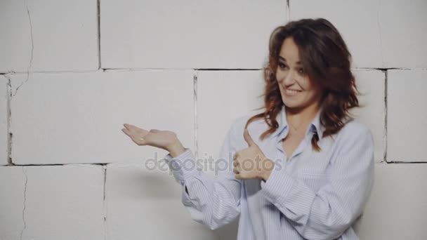 Beautiful Girl Presenting Isolated White Background Emotions — Stock Video