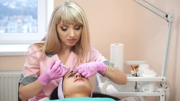 Médico Cosmetologista Faz Injeção Toxina Botulínica Procedimento Para Apertar Alisar — Vídeo de Stock
