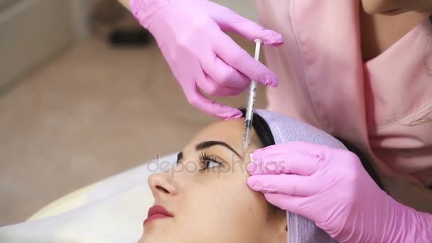Médico Cosmetologista Faz Injeção Toxina Botulínica Procedimento Para Apertar Alisar — Vídeo de Stock