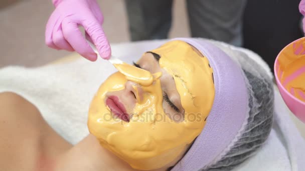 Mujer Joven Recibe Inyecciones Faciales Belleza Salón Procedimientos Envejecimiento Facial — Vídeos de Stock