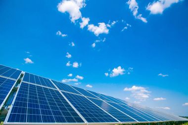 Güneş panelleri. Güç istasyonu. Mavi güneş panelleri. Alternatif kaynak elektrik. Güneş Çiftliği.