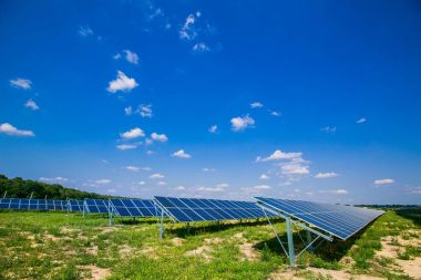 Güneş panelleri. Elektrik santrali. Mavi güneş panelleri. Alternatif elektrik kaynağı. Güneş çiftliği. Ekolojik yenilenebilir enerji kaynağı.
