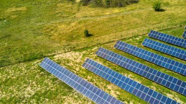 Havadan görünümü güneş panelleri. Fotovoltaik güç kaynağı sistemleri. Güneş enerjisi santrali. Ekolojik yenilenebilir enerji kaynağı.
