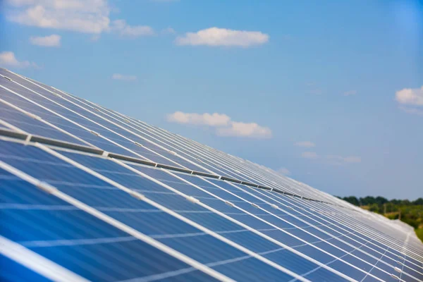 Painel solar no fundo do céu. Sistemas de alimentação fotovoltaica. Central de energia solar. A fonte de energia ecológica renovável . — Fotografia de Stock