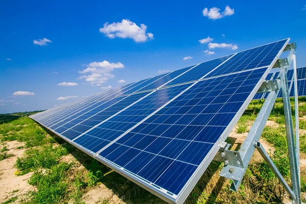 Solární panely. Fotovoltaické napájecí systémy. Solární elektrárna. Zdroj ekologické obnovitelné energie. — Stock fotografie