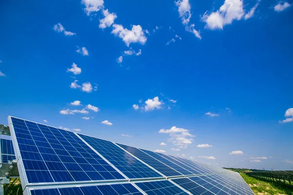 太阳能电池板。发电厂。蓝色太阳能电池板。替代电力来源。太阳能农场。生态可再生能源的来源. — 图库照片