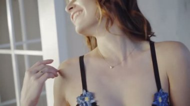 Kadın model iç çamaşırı poz. Moda portre modelinin kapalı. Tasarımcı iç çamaşırı.