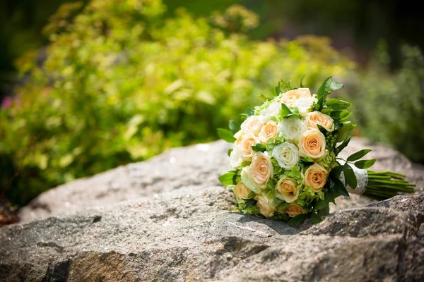 Buquê de noiva de casamento deitado em uma pedra. Casamento de verão — Fotografia de Stock